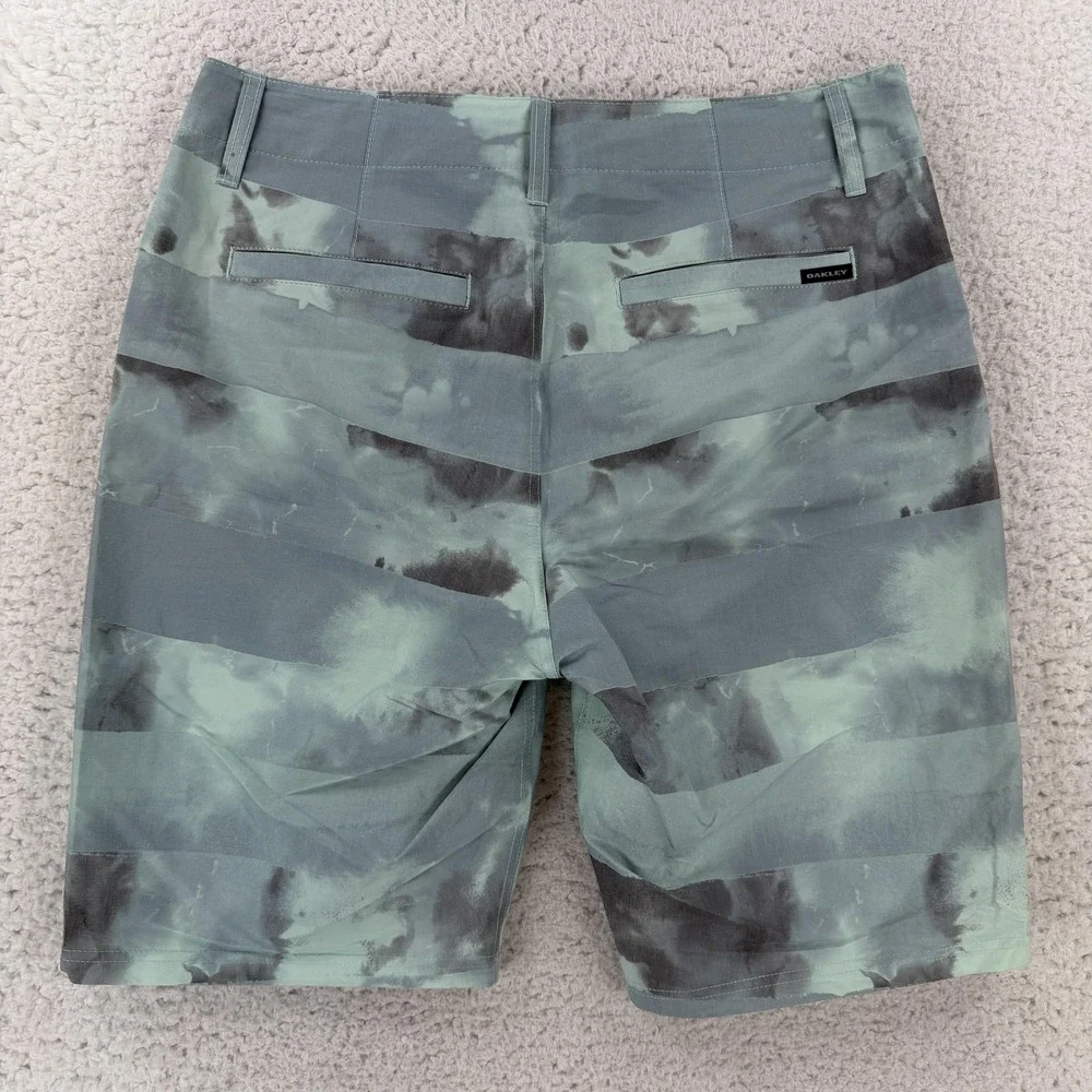 Oakley Shorts Mens 34 Green Camo Microfiber Chino Stretch Performance Casual